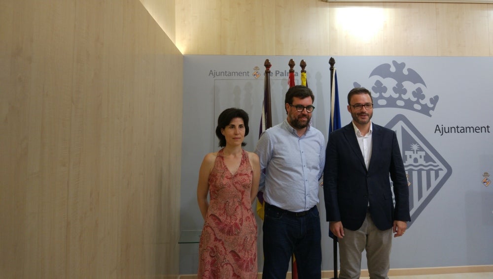 Antonia Martin, Antoni Noguera y José Hila en el Ayuntamiento de Palma