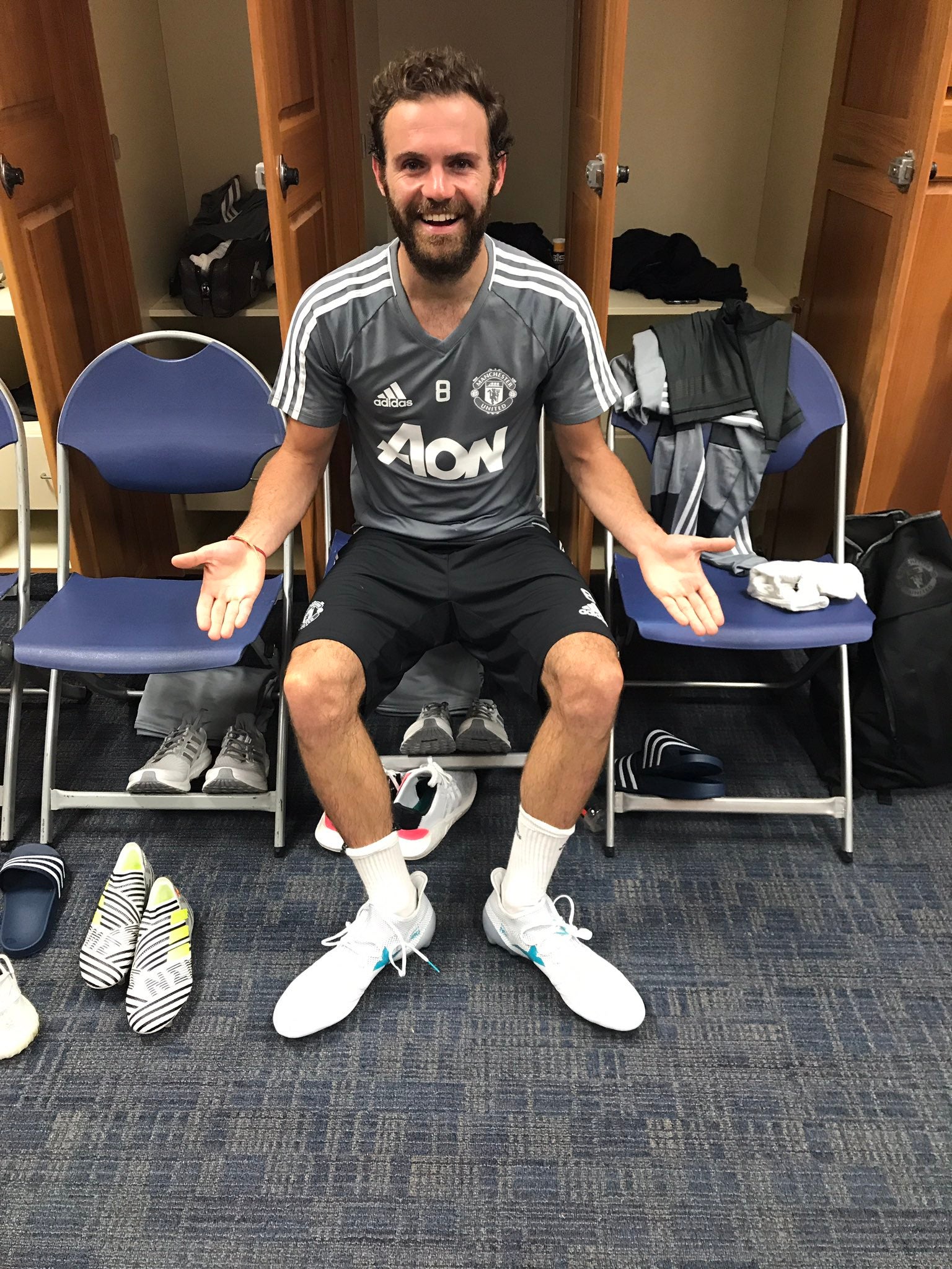 Mata bromea con las gigantescas botas de Lukaku Mata bromea con las gigantescas botas de Lukaku