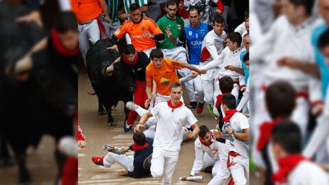 Los toros de la ganader&iacute;a gaditana de Jandilla entran a la Plaza de Toros de Pamplona en el quinto encierro de los Sanfermines 2017.