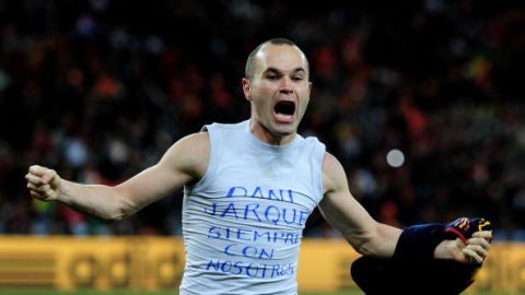 Andr&eacute;s Iniesta celebra su gol ante Holanda en la final del Mundial