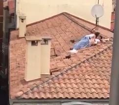 Pillan a una pareja practicando sexo en un tejado en San Fermín Pillan a una pareja practicando sexo en un tejado en San Fermín