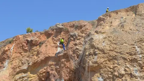 La actuación más importante es la de consolidación del talud colindante al CEIP Lleonard Mingarro para evitar posibles desprendimientos La actuación más importante es la de consolidación del talud colindante al CEIP Lleonard Mingarro para evitar posibles desprendimientos