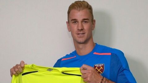 Joe Hart posa con la camiseta del West Ham, su nuevo equipo.