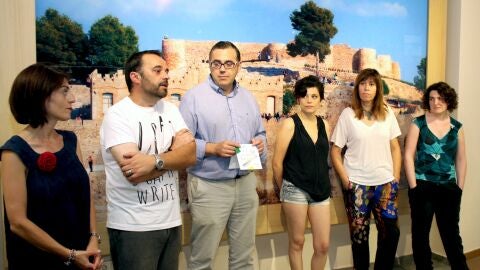 Mari Carmen Vidal, Sara Bell&eacute;s y Bego&ntilde;a Molina, en representaci&oacute;n de los artistas, han detallado qu&eacute; se encontrar&aacute;n los visitantes cuando visiten el centro hist&oacute;rico y otros emplazamientos donde expondr&aacute;n sus obras.
