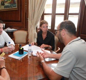 La alcaldesa, Amparo Marco, y el concejal de Bienestar Social y Dependencia, José Luis López, han mantenido esta mañana un encuentro con representantes del Colegio Oficial de Trabajo Social de Castellón, encabezada por su presidente, Jaume Agost, y Pilar Busquets. La alcaldesa, Amparo Marco, y el concejal de Bienestar Social y Dependencia, José Luis López, han mantenido esta mañana un encuentro con representantes del Colegio Oficial de Trabajo Social de Castellón, encabezada por su presidente, Jaume Agost, y Pilar Busquets.
