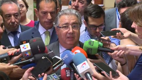 Juan Ignacio Zoido atiende a los medios de comunicaci&oacute;n