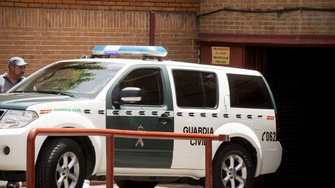 Un veh&iacute;culo de la Guardia Civil traslada a Villar de su domicilio a la RFEF