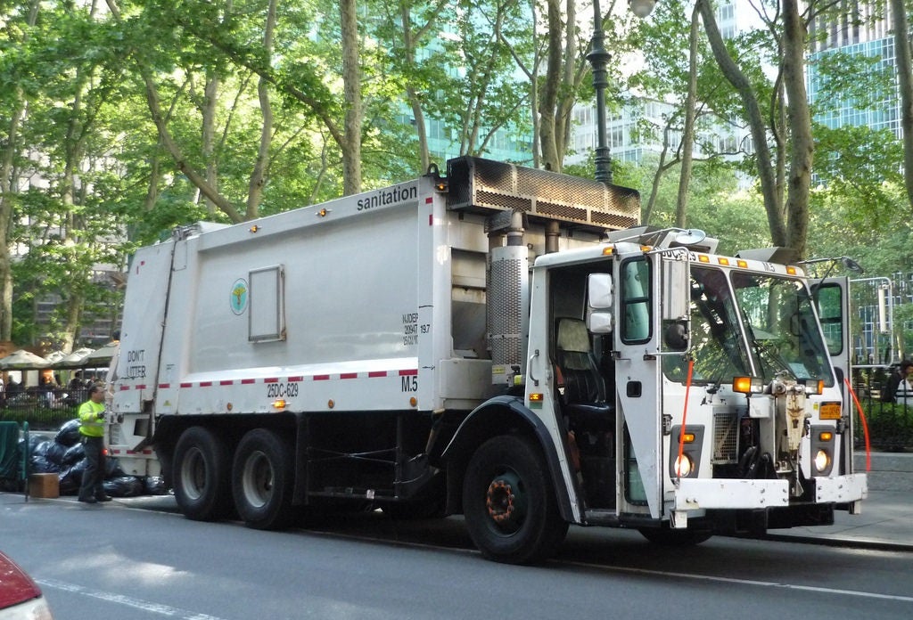 Rescatan a un hombre del interior de un camión de basuras en Vitoria Rescatan a un hombre del interior de un camión de basuras en Vitoria