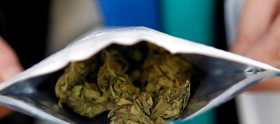Imagen de archivo de una bolsita de cinco gramos de cannabis Imagen de archivo de una bolsita de cinco gramos de cannabis
