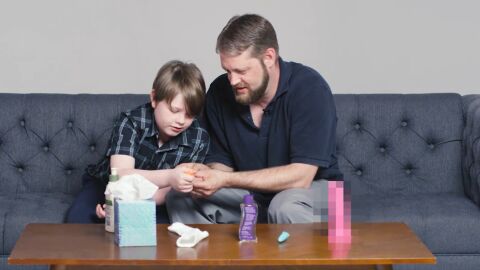  Debate en las redes sobre un pol&eacute;mico v&iacute;deo en el que los padres explican a sus hijos c&oacute;mo masturbarse