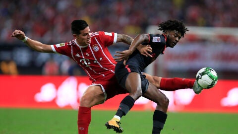 James Rodr&iacute;guez pelea un bal&oacute;n ante Maitland-Niles 