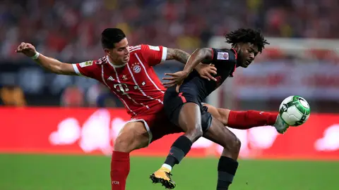 James Rodríguez pelea un balón ante Maitland-Niles James Rodríguez pelea un balón ante Maitland-Niles