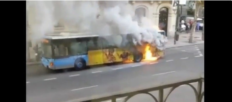 El autobús de la EMT en llamas en las calles de Madrid El autobús de la EMT en llamas en las calles de Madrid