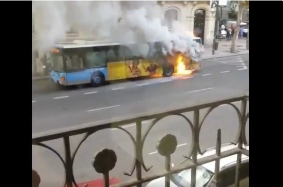 Sale ardiendo un autobús de la EMT en la calle Velazquez de Madrid Sale ardiendo un autobús de la EMT en la calle Velazquez de Madrid