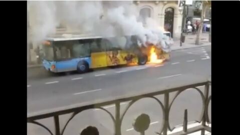 El autob&uacute;s de la EMT en llamas en las calles de Madrid