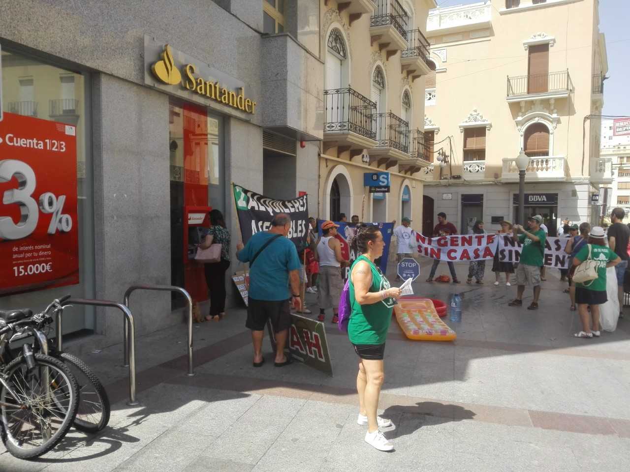 La PAH Elx-Crevillent se concentra para pedir la aprobación de la Ley de Vivienda que sugiere el movimiento La PAH Elx-Crevillent se concentra para pedir la aprobación de la Ley de Vivienda que sugiere el movimiento