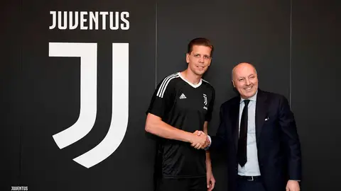 El portero polaco Szczesny en su presentación con la Juventus El portero polaco Szczesny en su presentación con la Juventus