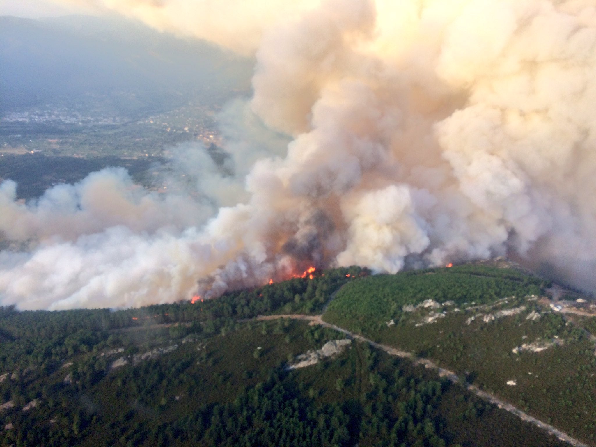 El primer gran incendio del verano arrasa 1500 hectáreas en la Ribeira Sacra El primer gran incendio del verano arrasa 1500 hectáreas en la Ribeira Sacra