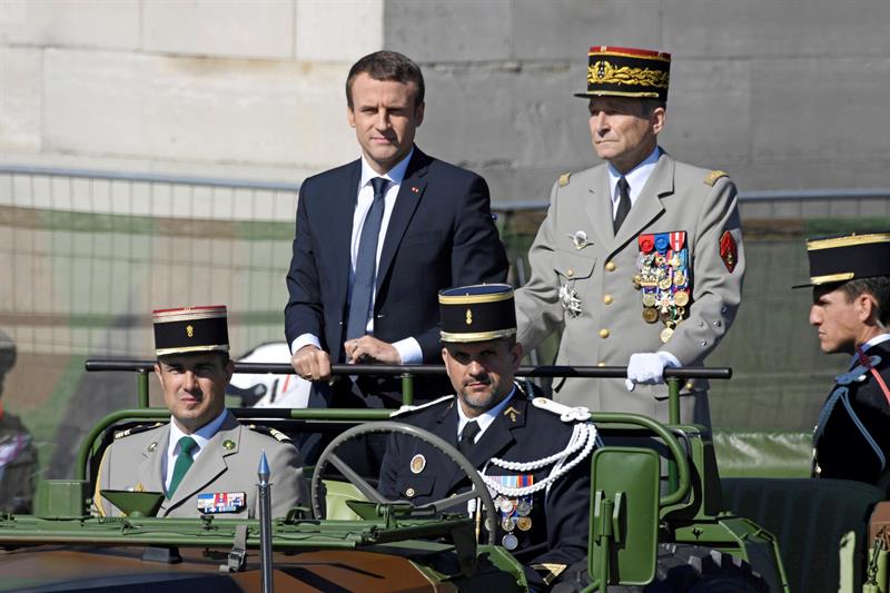 Dimite el jefe del Ejército francés, enfrentado a Macron por el recorte presupuestario Dimite el jefe del Ejército francés, enfrentado a Macron por el recorte presupuestario
