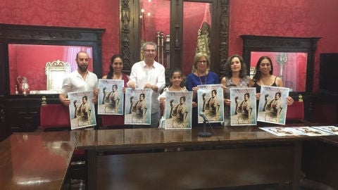 La concejal de cultura junto con algunos de los artistas que forman parte del programa.