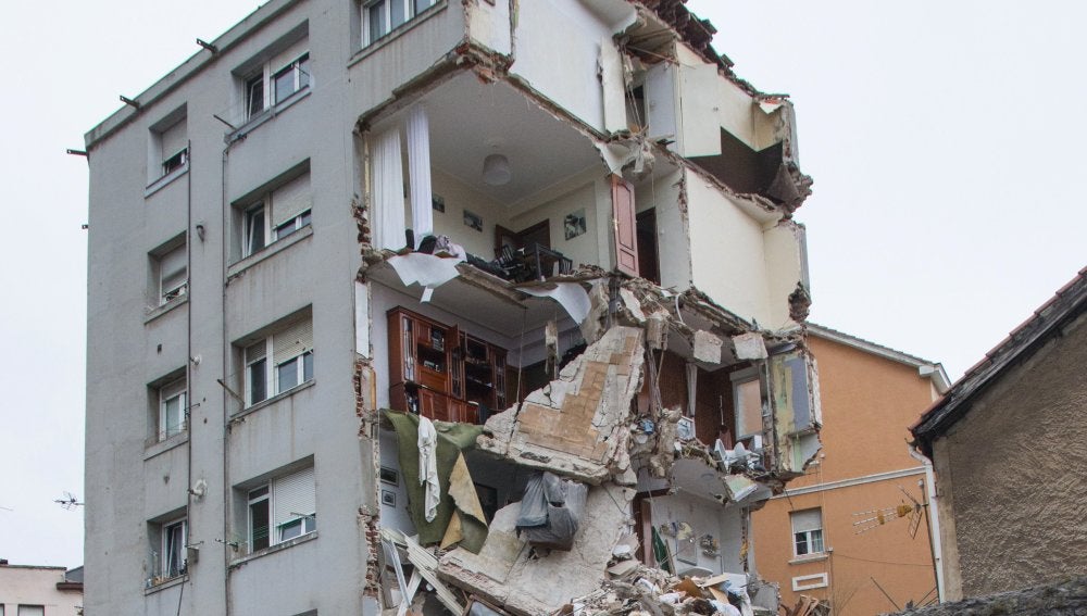 Parte del edificio desalojado esta mañana en la calle de El Sol, de Santander