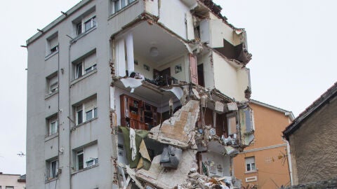 Parte del edificio desalojado esta ma&ntilde;ana en la calle de El Sol, de Santander