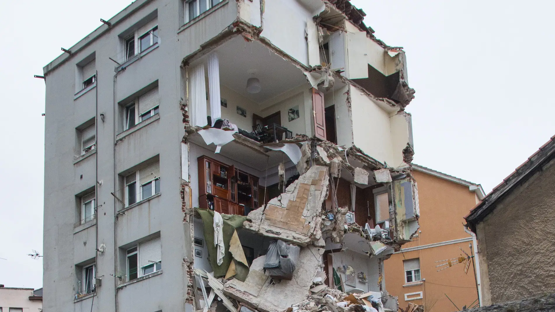 Parte del edificio desalojado esta mañana en la calle de El Sol, de Santander