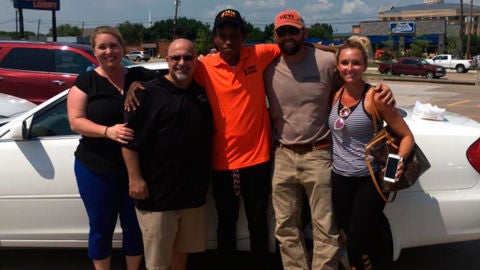 Una comunidad recauda dinero para comprarle un coche a un joven que ten&iacute;a que caminar 5 kil&oacute;metros hasta el trabajo