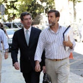 Zoilo Ruiz-Mateos, su abogado y su hermano Pablo Ruiz-Mateos a su llegada a la Audiencia de Palma el pasado lunes con motivo de la vista de medidas cautelares