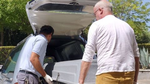 Unos operarios de la funeraria trasladan el f&eacute;retro con el cad&aacute;ver de Miguel Blesa