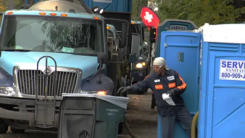 Limpiar baños portátiles no es un trabajo fácil Limpiar baños portátiles no es un trabajo fácil