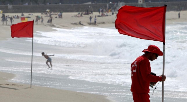 Bandera roja en la playa Bandera roja en la playa