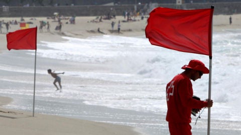 Bandera roja en la playa