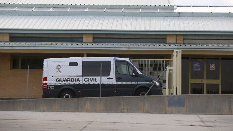 Un veh&iacute;culo de la Guardia Civil traslada a &Aacute;ngel Mar&iacute;a Villar a la prisi&oacute;n de Soto del Real