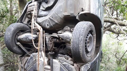 Un coche tras precipitarse por un barranco