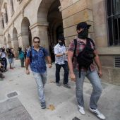  Agentes de la Guardia Civil a su salida de la sede de parlamento de Cataluña