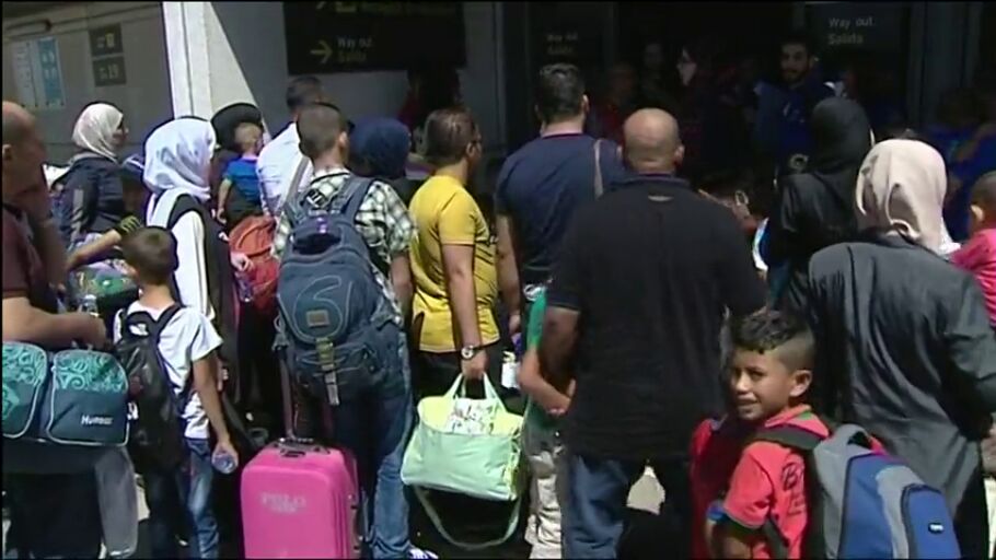 Llegan a Espa&ntilde;a 204 refugiados