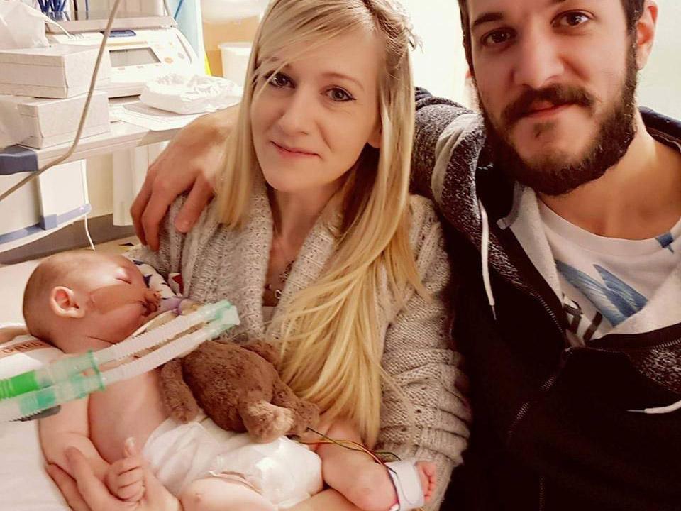Los padres de Charlie Gard piden poder llevarse a su bebé a morir en casa Los padres de Charlie Gard piden poder llevarse a su bebé a morir en casa