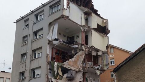 Se derrumba despu&eacute;s de desalojado