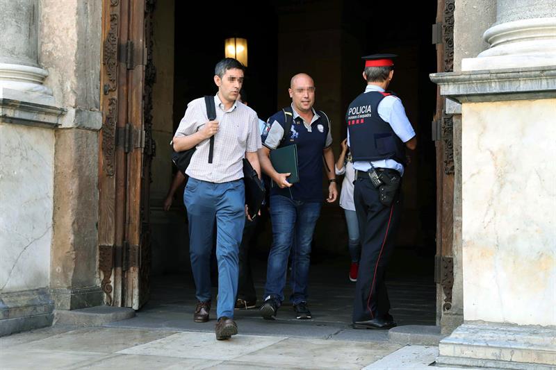 Tertulia: ¿Se debió tapar la cara la Guardia Civil para entrar en el Palau y el Parlament? Tertulia: ¿Se debió tapar la cara la Guardia Civil para entrar en el Palau y el Parlament?