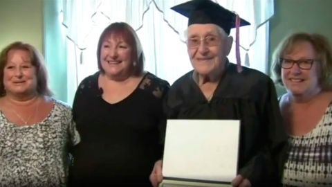 Charles Leuzzi, el veterano de guerra que a los 97 a&ntilde;os ha celebrado su graduaci&oacute;n escolar