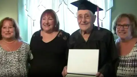 Charles Leuzzi, el veterano de guerra que a los 97 años ha celebrado su graduación escolar Charles Leuzzi, el veterano de guerra que a los 97 años ha celebrado su graduación escolar