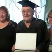 Charles Leuzzi, el veterano de guerra que a los 97 años ha celebrado su graduación escolar