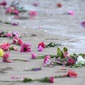 Familiares y amigos se reúnen en la playa Freshwater para hacer una vigilia con velas y flores rosadas en honor a Justine Damond, en Sídney