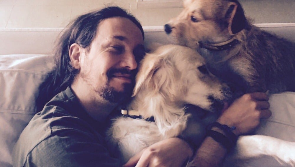 Pablo Iglesias, feliz junto a sus perros