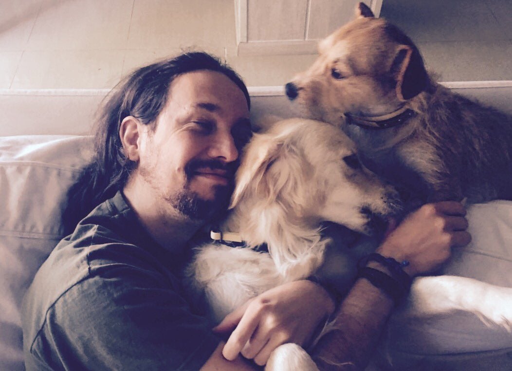 Las fotografías de Pablo Iglesias con sus mascotas que triunfan en las redes sociales Las fotografías de Pablo Iglesias con sus mascotas que triunfan en las redes sociales
