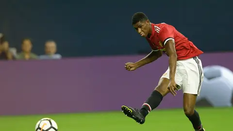 Rashford dispara a puerta Rashford dispara a puerta