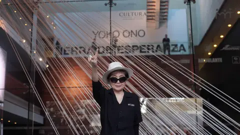 Yoko Ono le gana la partida a Heineken Yoko Ono le gana la partida a Heineken