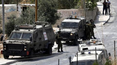 Soldados israel&iacute;es patrullan en una villa cerca de la ciudad de Bel&eacute;n, en el territorio palestino de Cisjordania