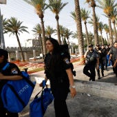 Agentes de policía israelíes patrullan la Ciudad Vieja de Jerusalén en Israel
